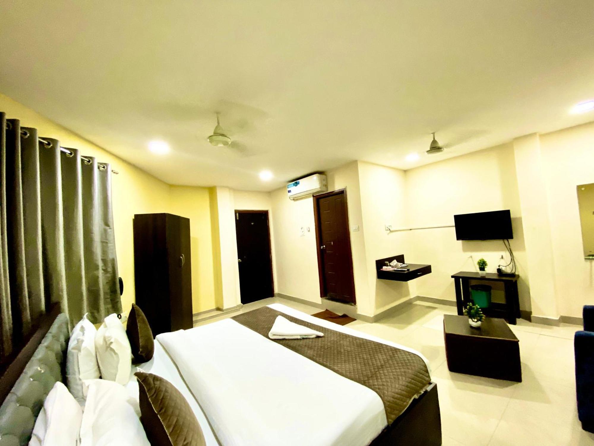 Hotel Sky Park Шамшабад Экстерьер фото